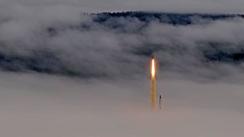 Start der DLR-Höhlenforschungsrakete Mapheus-17: Am 1. Oktober 2026 startete die DLR-Rakete vom schwedischen Esrange Space Center aus. Sie brachte eine Vielzahl an Experimenten für fast sieben Minuten in nahezu schwerelose Bedingungen. (Bild: SSC Space)