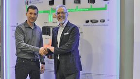 Olivier Welker, CEO von Omron Robotics (links), und Pietro Gorlier, CEO von Comau. (Bild: Comau/Omron)