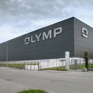 Mit einer Grundrissfläche von circa 6436 m² und einem Fassungsvermögen im Endausbau von 265.000 Stellplätzen für Warenkartons á 14 Artikel erhöht Olymp deutlich die Lagerkapazitäten.