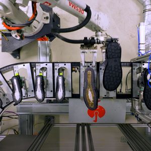 In der CI Factory von Strauss fertigen Desma-Anlagen mit ABB-Robotern hochwertige Kinder- und Sicherheitsschuhe – flexibel, präzise und effizient. (Bild:  ABB Robotics)