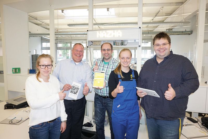 Denise Tröster (Auszubildende zur Industriekauffrau) und Adina Brandt (duale Studentin Maschinenbau, 2. Von rechts) mit dem Ausbildungsleiter, Nico Gottlieb (2. von links) und den Ausbildern Artur Maurer (3. von links) und Jacob Knierim (rechts). (Harting)