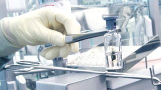 Tempris besteht aus einem inerten Verpackungsmaterial, in dem ein Zentrierstern den Sensor mit Schwingquarz mittig hält, um eine konstante Positionierung zu ermöglichen. Unten befindet sich die Messspitze zur Erzeugung der Daten, die über eine flexible Antenne am oberen Ende versendet werden. (IQ Mobil Solutions )