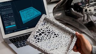 Trotz der Corona-Krise wächst die additive Fertigung weiter. Wir wollen von Ihnen wissen, wo genau AM steht. Geht es noch darum, 'Neues' auszuprobieren oder wird schon in Serie gedruckt? (Bild: gemeinfrei // unsplash)