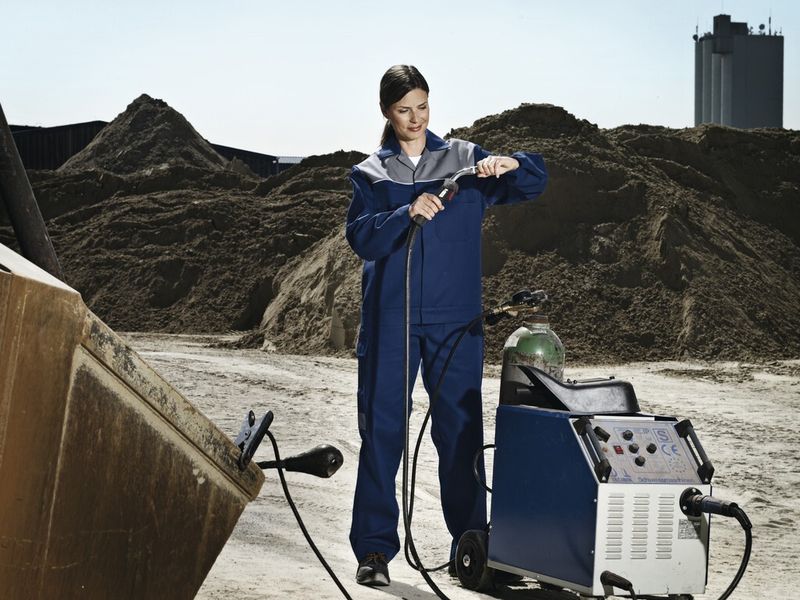 Wenn’s brenzlig wird! Die Schweißerschutzkleidung schützt komfortabel und sicher. So erfüllt die Kleidung mit ihrem innovativen Gewebe und der Norm EN ISO 11611 die Sicherheitsanforderungen, macht den Arbeitsalltag leichter. (Bild: DBL)