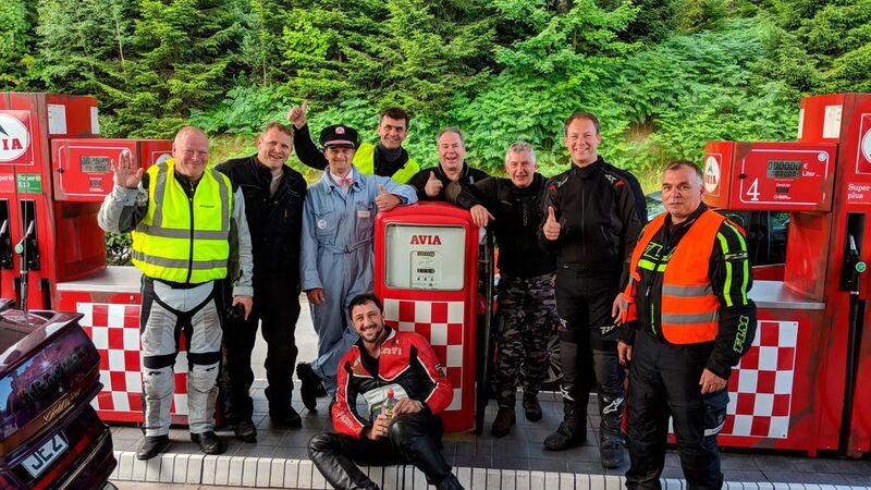 Die Gruppe Kuckuck bei der Retro-Tankstelle. (Vogel IT-Medien GmbH)