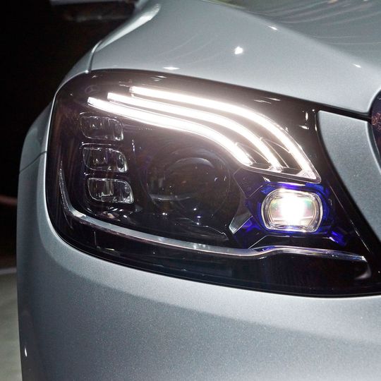 „Digital Light“ verspricht nahezu blendfreies Fernlicht in HD-Qualität und eine Auflösung von mehr als zwei Millionen Pixel. In Genf ist es derzeit in einem Maybach zu sehen.(Bild:  SP-X/Knödler)