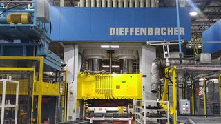 Diese 2500-Tonnen-Hydraulikpresse von Dieffenbacher arbeitet ab nächstem Jahr bei Continental Strucural Plastics (CSP) in Sarepta, Louisiana, USA, einem Hersteller von Compositebauteilen. (Dieffenbacher)