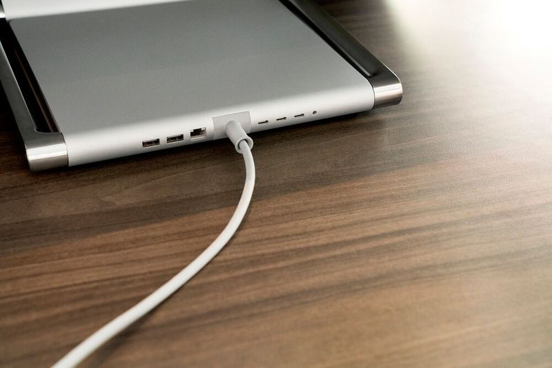 Neu beim Surface Studio 2+ sind ebenfalls die drei Thunderbolt-4-Ports für zusätzliche Displays oder externe SSDs. (Bild: Microsoft)