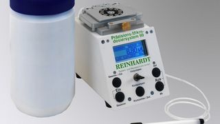 Das flüssige Medium wird durch einen Schlauch und eine Dosiernadel ausgebracht und kann direkt über ein Großgefäß angesaugt werden. (Archiv: Vogel Business Media)