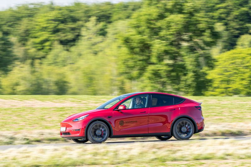 Im Vergleich zum Model 3 baut der Y sechs Zentimeter länger, sieben Zentimeter breiter und vor allem 18 Zentimeter höher. 2020 konnte Tesla insgesamt 79.734 Stück verkaufen. (SP-X/Frank Ratering)