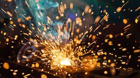 In den vergangenen Jahren wurden insbesondere in deutschen Kernbranchen Hunderttausende Arbeitsplätze abgebaut. (Bild: © Jag_cz - stock.adobe.com)