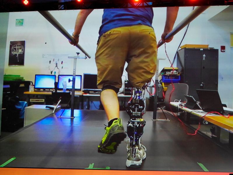 Mit den Hightech-Prothesen von Mike Schultz können Menschen mit Amputationen erstaunliche sportliche Leistungen erbringen. (Bild: Stefan Graf)