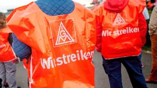 Wieder ist eine Verhandlungsrunde um die neuen Tarife in der Metall- und Elektroindustrie ohne Ergebnis im Sande verlaufen. Warnstreiks im Vorfeld, die von der IG-Metall unterstützt wurden, haben die Lage nicht einfacher gemacht, sagen Arbeitgeberverbände. Hier mehr dazu. (Bild: dpa)