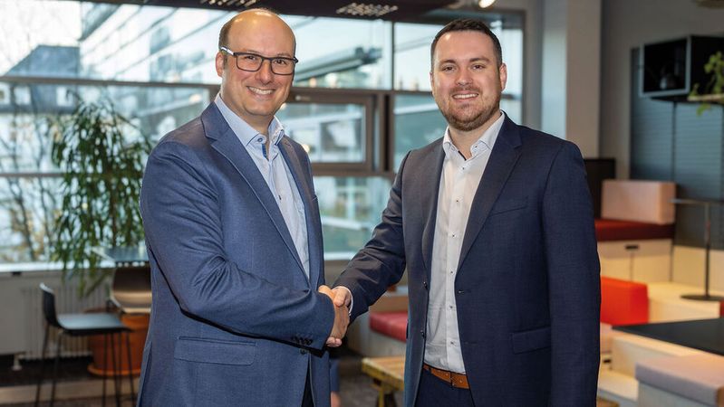 Steffen Schmidt, President & CEO von IPG Automotive (links) und Marius Reuther, CEO b-plus automotive (rechts) besiegeln die strategische Partnerschaft für eine durchgängige ADAS/AD-Validierung nach der Unterzeichnung des Memorandum of Understanding mit einem Handschlag.(Bild:  IPG Automotive)