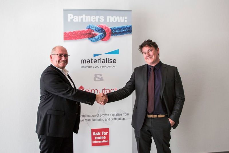 Handshake zwischen den Kooperationspartnern: Dr. Hendrik Schafstall (links), Geschäftsführer & CTO Simufact Engineering, und Stefaan Motte (rechts), Vice President Software bei Materialise  (Materialise)