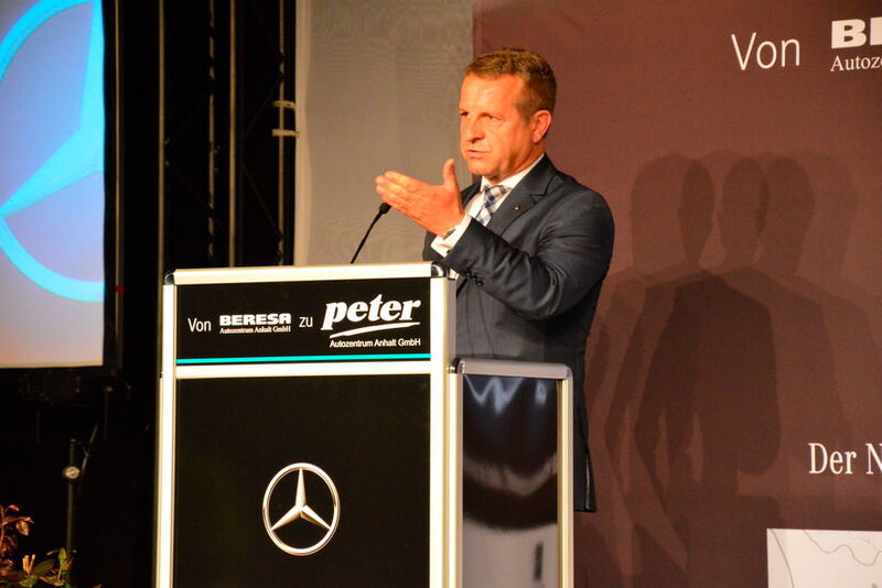 Thomas Peckruhn, Präsident des Landesverbandes des Deutschen Kraftfahrzeuggewerbes Sachsen-Anhalt, lobte die Autohausgruppe Peter wegen ihres sozialen Engagements als Vorzeigeunternehmen in der Branche. (Achter / »kfz-betrieb«)