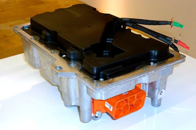 Im On-Board-Ladegerät von Mahle ist die Leistungselektronik integriert. Den langjährigen spanischen Elektronikspezialisten Nagares übernahm Mahle kürzlich. Zu dessen Produktschwerpunkten gehören Steuerungen und Leistungswandler für Elektromobilitätslösungen. (Wolfgang Pester)