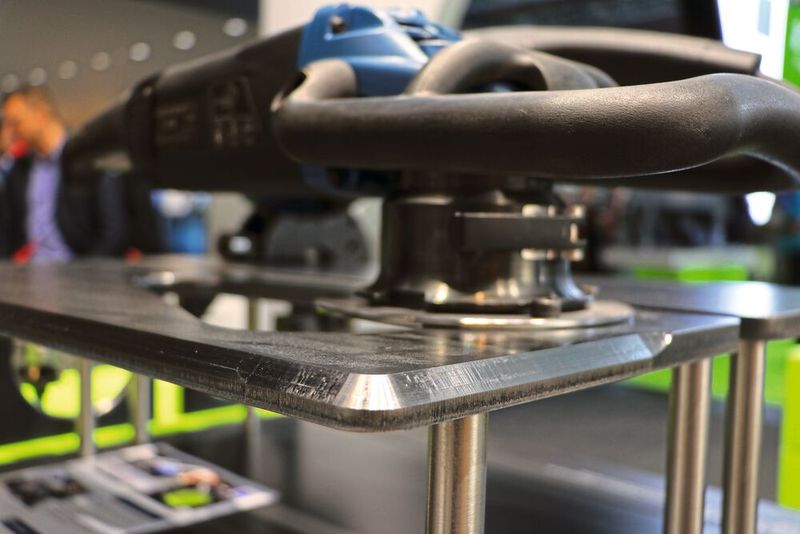 Die mit dem Trutool TKA 1500 bearbeitetn Blechkanten sind metallisch blank, wie man hier sieht... (Bild: Trumpf)