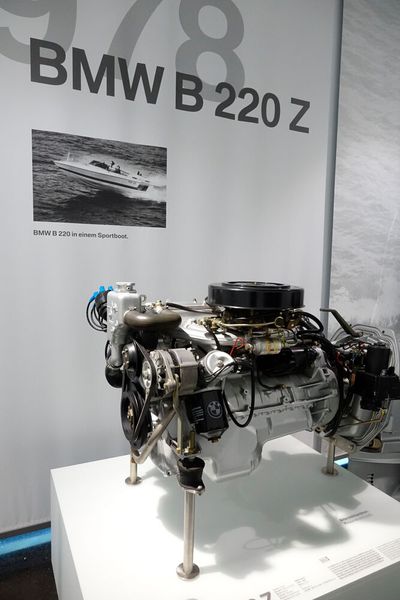 Ja, auch Bootsmotoren bauten die Münchner einst. Der B220 Marinemotor mit Heckantrieb leistet 140 kW/190 PS und ist besonders geeignet für schnell gleitende Kreuzer bis circa 2,2 Tonnen.  (Bild: Dominsky – VCG)
