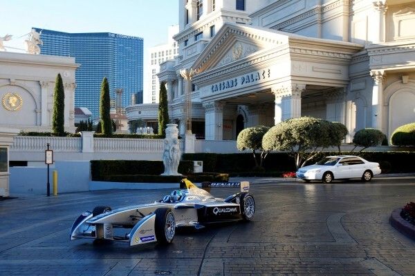 Der Formel-E-Rennbolide Spark-Renault SRT_01E: Spektakulärer Auftritt in den Straßen von Las Vegas. (Bild: FIA Formula E)