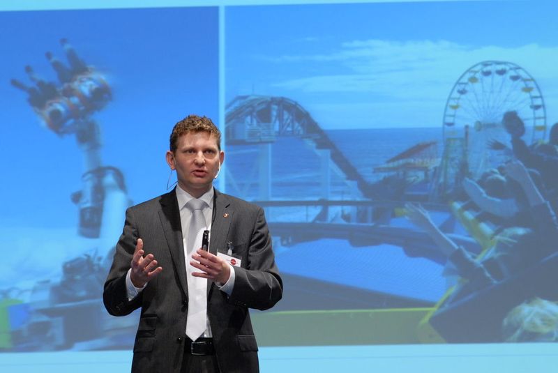 Wie sich Investitionsgüterhersteller mit Emotionen einen Wettbewerbsvorsprung erarbeiten können, schilderte Dr. Andreas Bauer, Leiter Marketing & PR von Kuka Roboter in Augsburg. (Archiv: Vogel Business Media)