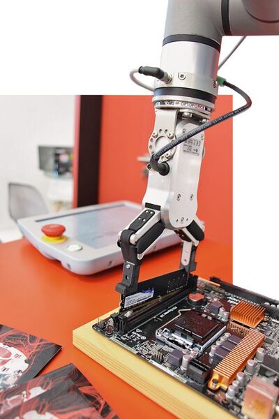 Die Bestückung von Platinen ist ein empfindlicher Prozess und erfordert eine feine Druckausübung.  (Optoforce)