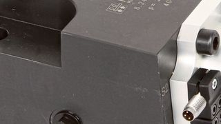 Die Federkraft im neuen Roemheld-Keilspanner erspart eine eigene hydraulische Versorgung. (Roemheld)