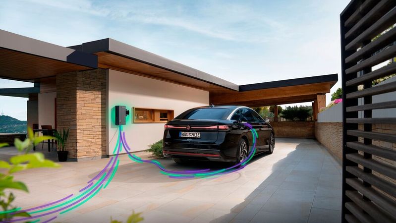 Ein Volkswagen ID.7 am Elli BiDi Charger: Bidirektionales Laden bindet die Fahrzeugbatterie in das Energiesystem ein und kann helfen, Mobilitätskosten zu senken.(Bild:  Volkswagen)