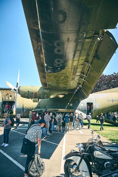 Die Transall C-160 bietet beim Brazzeltag Einblicke ins Innere. Das in den 60er-Jahren vom deutsch-französischen Firmenkonsortium Transporter Allianz entwickeltes taktisches Transportflugzeug wurde hierzulande bis 2021 eingesetzt. (Bild: TMSNHSP.)
