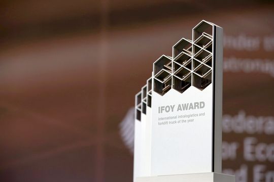 Darum geht's: Die Trophäe des Ifoy-Award steht inzwischen bei vielen renommierten Intralogistikanbietern am Empfang, in der Geschäftsleitung oder im Besucherraum. Dier Bewerbungsfrist für den 2025er-Award startet am 1. August.(Bild:  Ifoy)