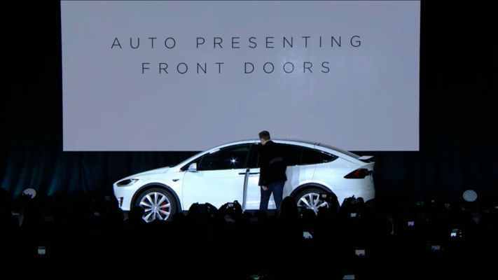 Wenn ich mich also dem Model X nähere, messen Sensoren, wie weit ich von ihnen entfernt bin und berechnen daraus via Triangulation meine exakte Position.  (Tesla)