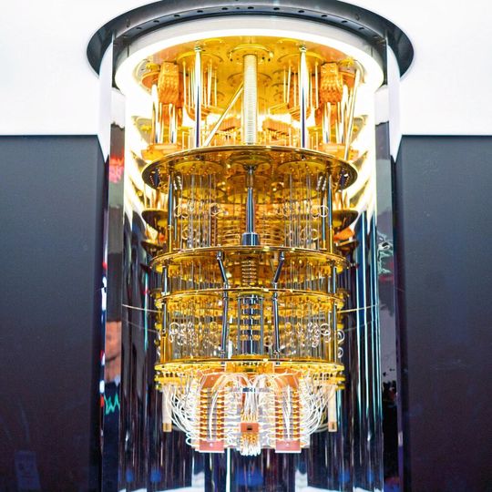 2021 wird ein solcher IBM Q System One Quantencomputer in einem Rechenzentrum von IBM Deutschland bei Stuttgart installiert. 2021 wird ein solcher IBM Q System One Quantencomputer in einem Rechenzentrum von IBM Deutschland bei Stuttgart installiert.