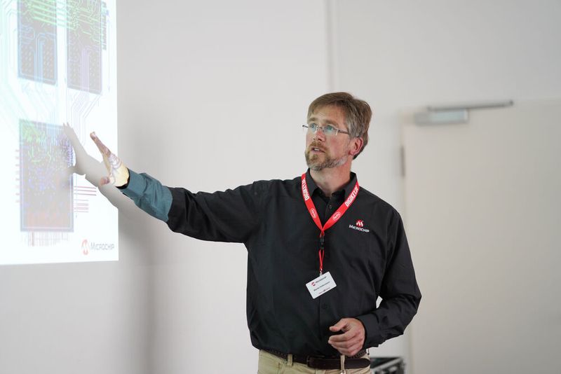 FPGA Conference Europe 2022: Über 70 Sprecher, 100 Vorträge und über 250 Teilnehmer – nach zwei Jahren mit Corona-bedingten Digitalkonferenzen fand die dreitägige FPGA Conference vom 5. bis 7. Juli 2022 endlich wieder als Präsenzveranstaltung statt. Besondere Highlights waren die spannende Keynote von Nick Ni von AMD/Xilinx, die interessante Couchtalk-Expertenrunde, der traditionelle BBQ-Grillabend sowie die vielen glücklichen Gewinner der Verlosungsaktionen.  (Bild: Nadine Stegemann)