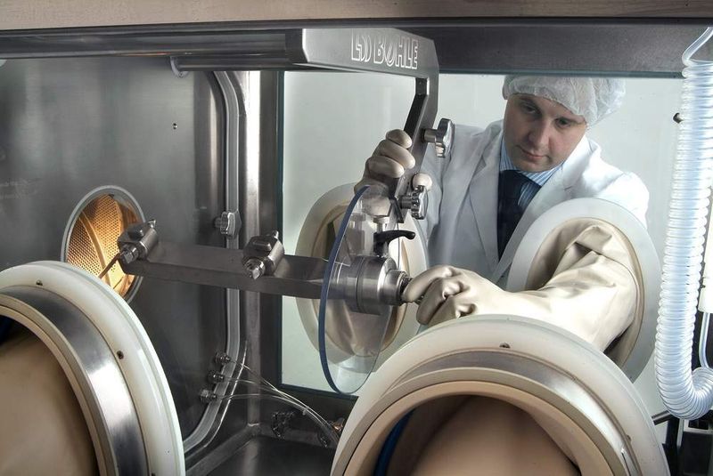 Um die Sicherheit des Personals auch im Laborbereich zu erhöhen, wurde der Laborcoater mit einem optionalen Isolator ausgestattet. Bild: L. B. Bohle (Archiv: Vogel Business Media)