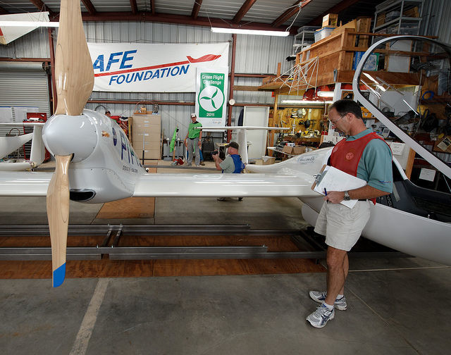 Wayne Cook beim Prüfen des Gewichts des Taurus G4 auf der Waage im Hangar (Bild: NASA/Bill Ingalls)