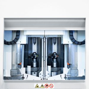 Das Schleifsystem G 160 von Emag SU arbeitet mit zwei parallelen Werkstücktischen. Diese fahren abwechselnd und mit hohem Tempo zur Schleifscheibe. Für die nötige Präzision beim Zahnflankenschleifen sorgt die integrierte Abrichteinheit.(Bild:  Emag SU / G. Rado)