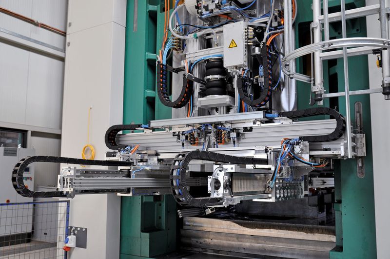 An den Servohauptantrieb ist das hochdynamische Transfersystem KET mit Linearmotoren 1FN3 von Siemens gekoppelt. Bild: Siemens (Archiv: Vogel Business Media)