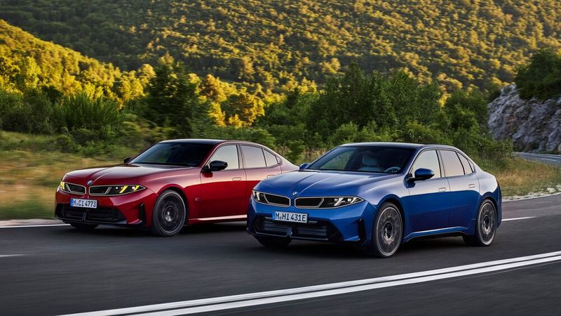 Äußerlich ähneln sich der neue Verbrenner-3er (links) und die elektrische Neue Klasse sehr. Sie basieren aber auf zwei unterschiedlichen Fahrzeugplattformen. (Bild: BMW)
