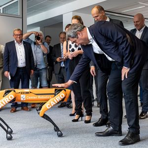Im Rahmen der Eröffnung konnte sich Bayerns Ministerpräsident Markus Söder auch von der Robotik-Forschung des CAIRO überzeugen.(Bild:  Stefan Bausewein)