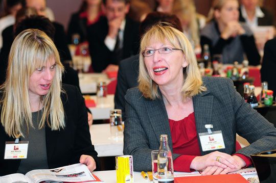 Die Redaktion hielt alles in Text und Bild fest (von links):  Julia Mauritz (Ressort Management & Wirtschaft) und Silvia Lulei (Chefredakteurin »Gebrauchtwagen Praxis«). (Archiv: Vogel Business Media)