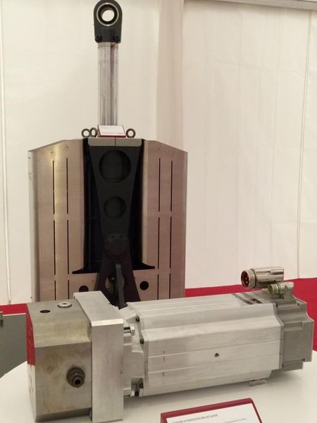 Im Hintergrund ist ein elektro-hydrostatischer Aktuator zu sehen, der die Pitch-Control einer Windturbine antreibt. (Bild: S. Häuslein/konstruktionspraxis)
