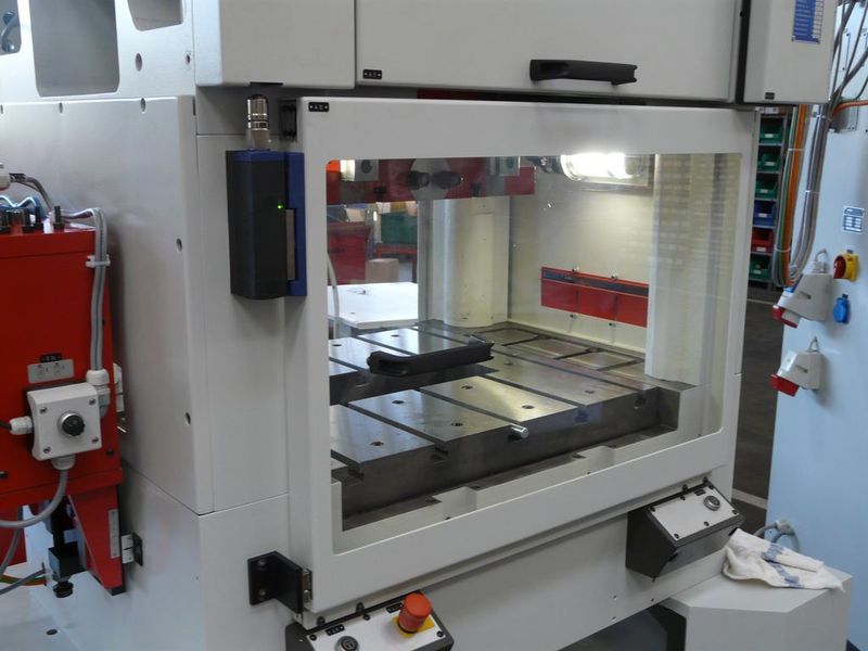 Die seitlich verschiebbare Schutztür des Stanzautomaten wird durch eine berührungslose Sicherheitszuhaltung vom Typ MZM 100 abgesichert.  Bilder: Schmersal (Archiv: Vogel Business Media)