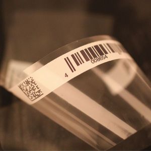 „Nass-in-nass“ schrieb hier ein Tintenstrahldrucker des Typs REA JET HR die Produktinformationen klar lesbar auf eine Folie.(Bild:  REA Elektronik)