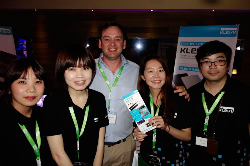 (3. v. l.) Alex Rüdinger, Talk Technoloy, mit dem Klevv Team (Bild: IT-BUSINESS)