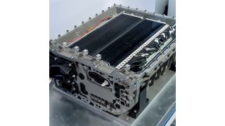 Das Bild zeigt den Brennstoffzellenstapel des Wasserstoff-Brennstoffzellen-Antriebs. (Tom Kirkpatrick; BMW)