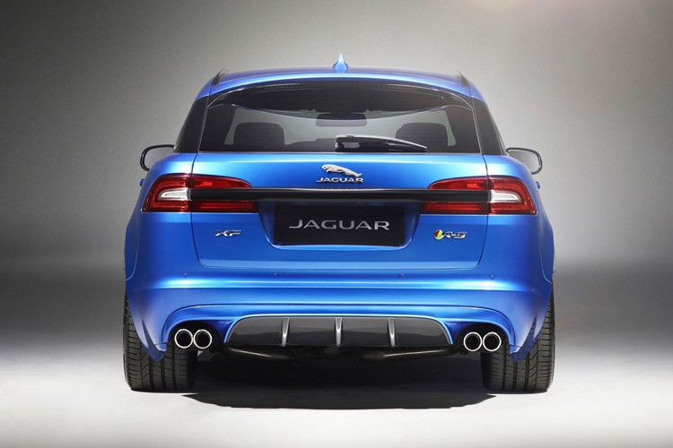 Ein weit in den Unterboden gezogener Diffusor verstärkt den Abtrieb auf der Antriebsachse. (Foto: Jaguar)