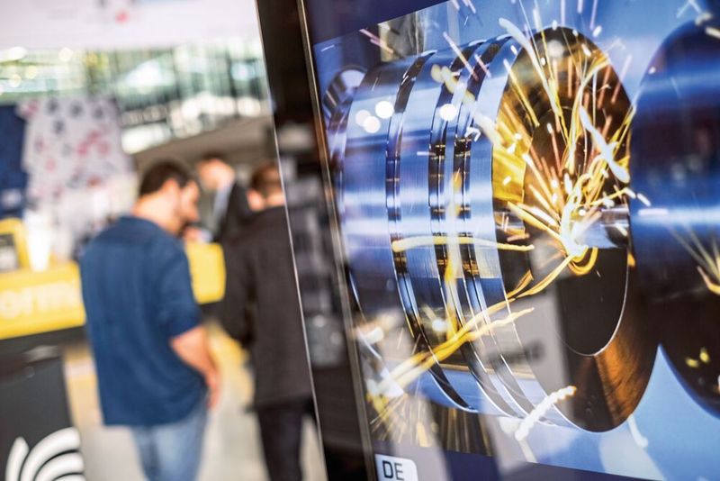 Auf der AMB 2022 konnten sich die Besucher über Neuheiten und Lösungen der Fertigungsbranche informieren. (Bild: Landesmesse Stuttgart)