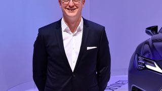 Holger Nelsbach, General Manager Lexus Deutschland, hat mit dem neuen UX vorwiegend Neukunden im Visier.  (Bild: Yvonne Simon/»kfz-betrieb«)