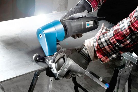 Die Schweißnahtvorbereitung, das heißt die Kantenformung an den Werkstücken, ist mit Brennschneider oder Winkelschleifer nicht ganz unproblematisch. Sicher, schnell und präzise klappt das Ganze mit den Trumpf-Trutool-Kantenformern TKF 700 (im Bild) und TKF 1500. Die Schweißnahtvorbereitung, das heißt die Kantenformung an den Werkstücken, ist mit Brennschneider oder Winkelschleifer nicht ganz unproblematisch. Sicher, schnell und präzise klappt das Ganze mit den Trumpf-Trutool-Kantenformern TKF 700 (im Bild) und TKF 1500.