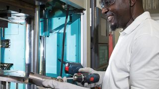 Hier werden die Elastomer-Sichtbauteile in die Form gespritzt, ein Verfahren, bei dem die Parameter wie Temperatur, Zeitdauer und Druck extrem präzis auf die Elastomer-Werkstoffe abgestimmt werden müssen. (Thomas Entzeroth)